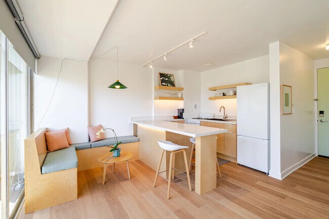 Cocina completamente nueva con zona de comedor. - 445 Kaiolu St
