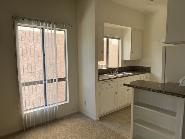 Unidad Nº206 - Entrada a la Cocina - 10964 Wellworth Ave