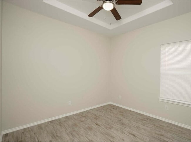 Building Photo - 4906 N Hiawatha Dr