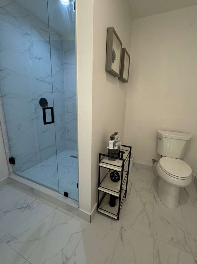 Building Photo - 112 SE 2nd Ave