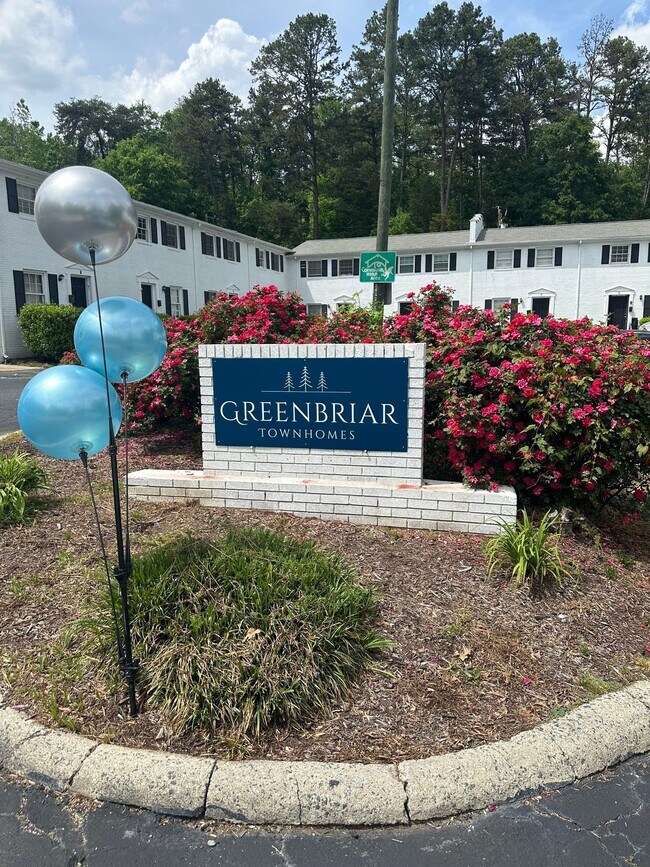 Foto del edificio - Greenbriar Townhomes