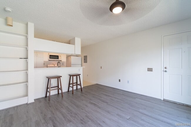 Foto del edificio - Cozy Ground Floor 1BR/1BA/1PKG unit in Sun...