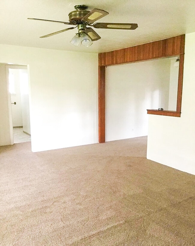 View from living room, hallway-bathroom, to the right is the dining room and kitchen - 901 King St