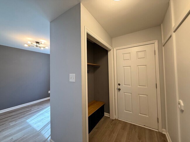Foto del edificio - Charming 2BD, 2BA Raleigh Townhome in Prime Location Near I-440, NC State University, Fairgrounds...