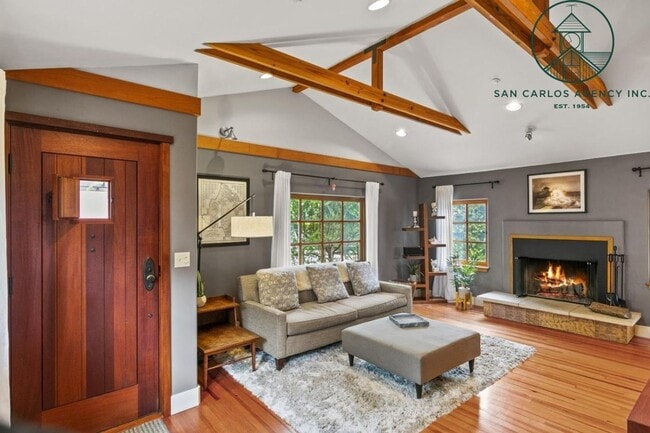 Building Photo - Beautiful Two Bedroom Craftsman Cottage in...