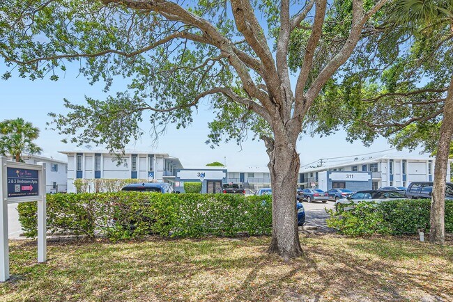 311 NW 42nd Ct #101 - Calidad web - 004 - 05 Exterior Frontal - San Marco Apartments