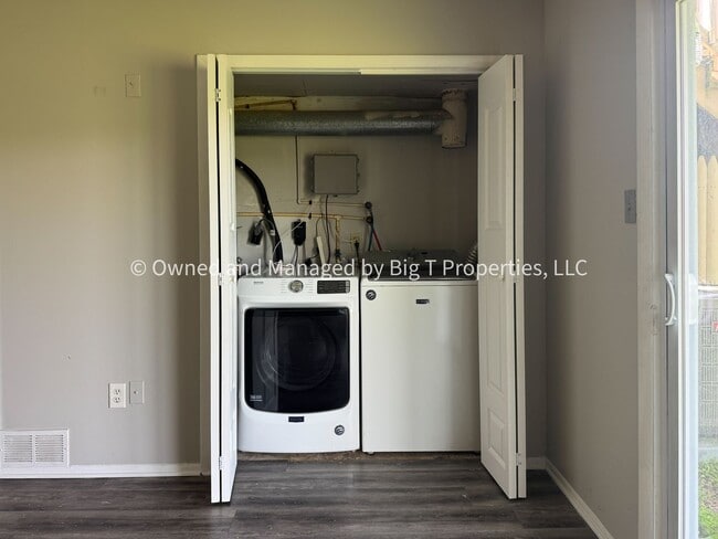 Building Photo - Large 3 Bed 2.5 Bath Completely Townhome i...