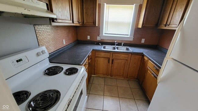 Building Photo - 2310 N Kenwood Ave