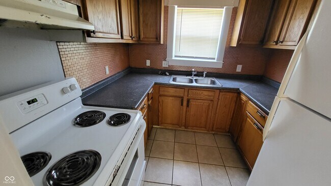 Foto del edificio - 2310 N Kenwood Ave