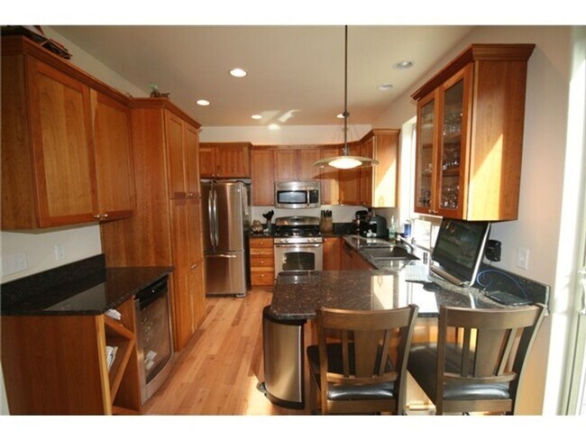 Building Photo - Amazing 3 Bedroom Galbraith Craftsman