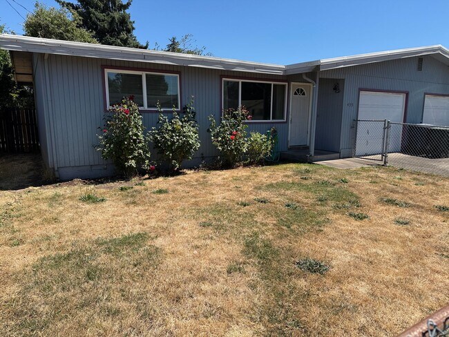 Foto del edificio - Updated single level 2 bed/1 bath duplex in Springfield!