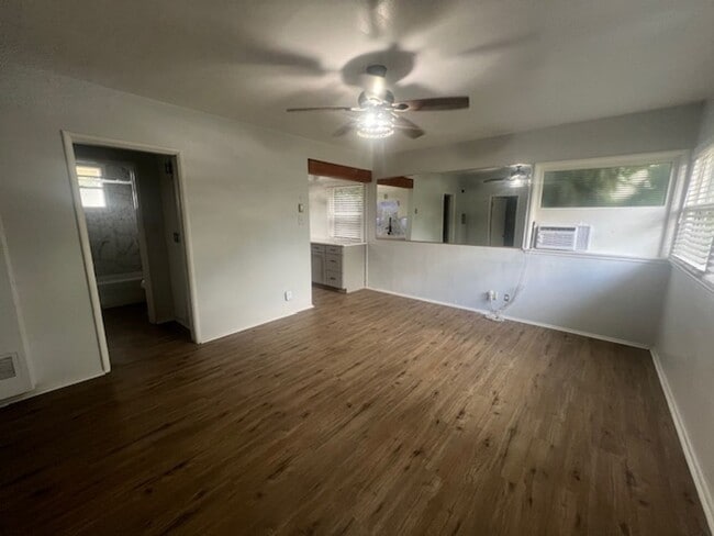 Foto del edificio - Charming, Updated 2 Bedroom, 1 Bathroom Mission Hills Home (Main House) For Lease!