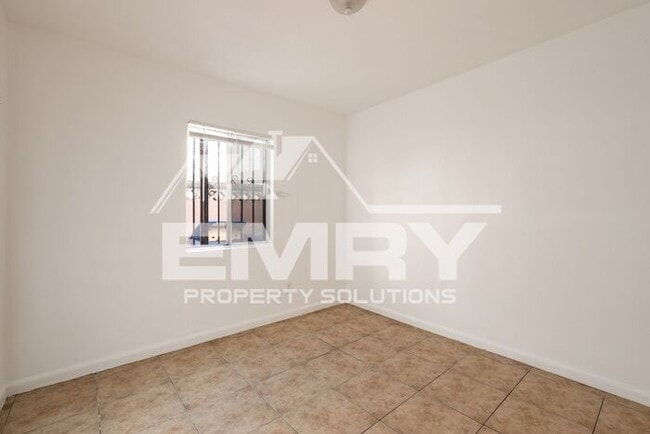 Building Photo - 2 Bedroom 1 Bathroom Rental in Huntington Park CA 90255