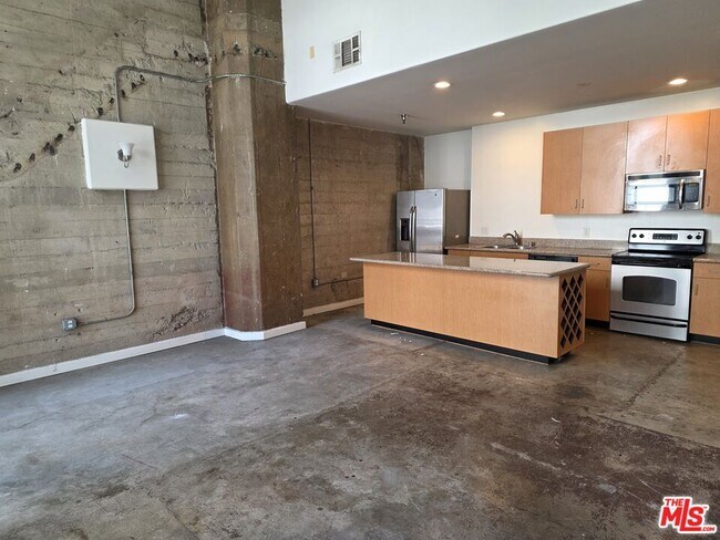 Building Photo - 711 S Olive St