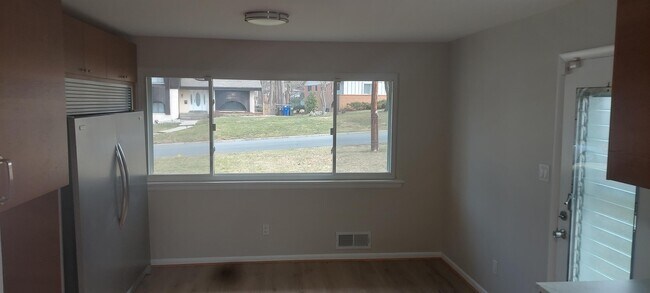 Building Photo - 9820 Inglemere Dr