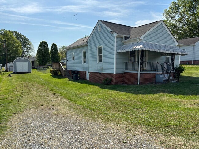 Building Photo - 3 BR House near Moses Cone Hospital