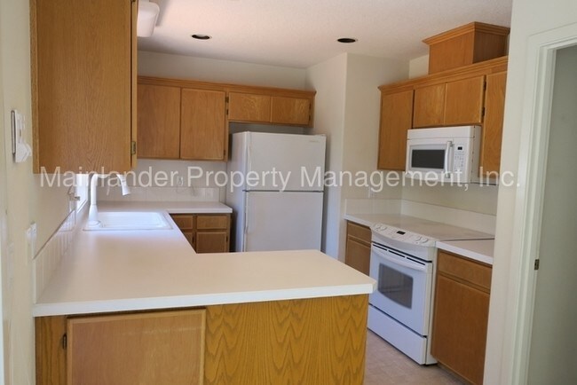 Building Photo - 28655 SW Sandalwood Dr