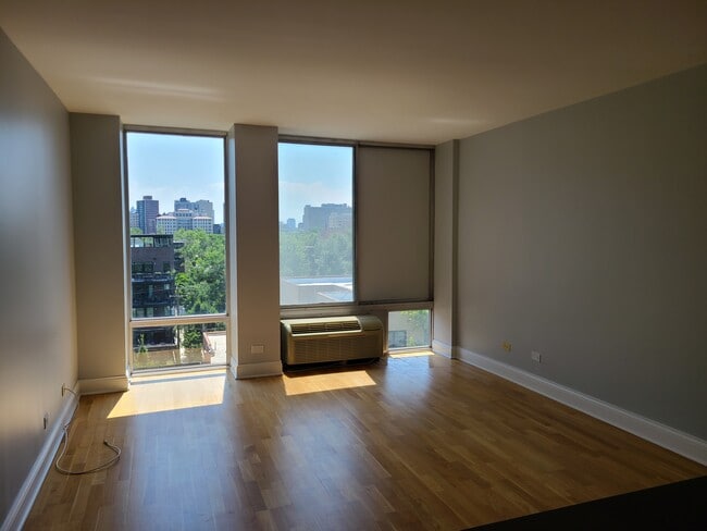 Building Photo - 450 W Briar Pl