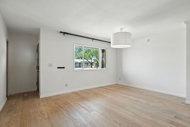 Building Photo - Totally remodeled home in prime Tempe Location.