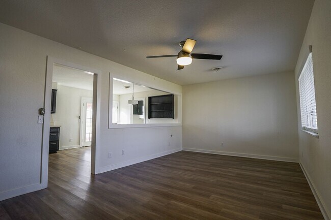 Foto del edificio - 3 Bedroom 2 Bath home on HUGE lot in Farmington!