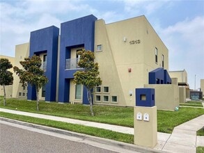 Building Photo - 1313 E Camellia Ave
