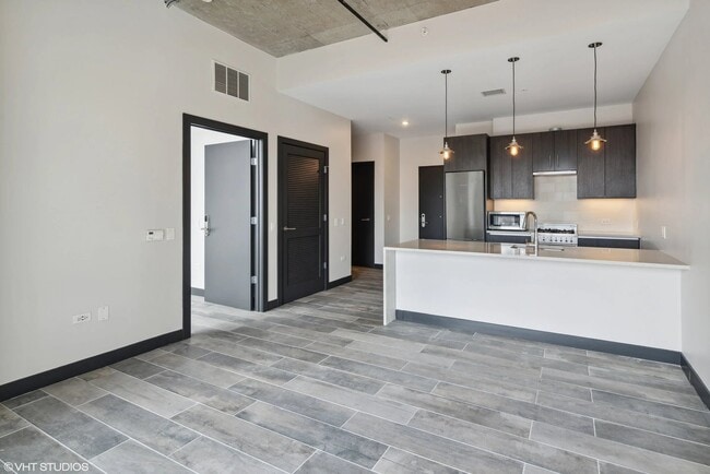 Building Photo - 1080 W Randolph St