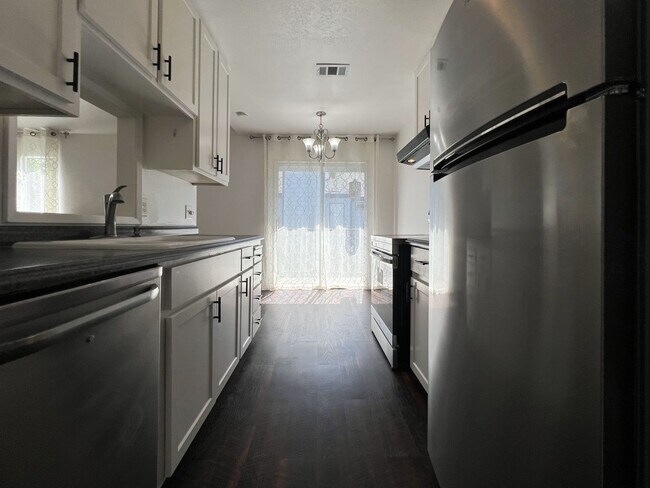 Building Photo - Upstairs 2 Bedroom Condo