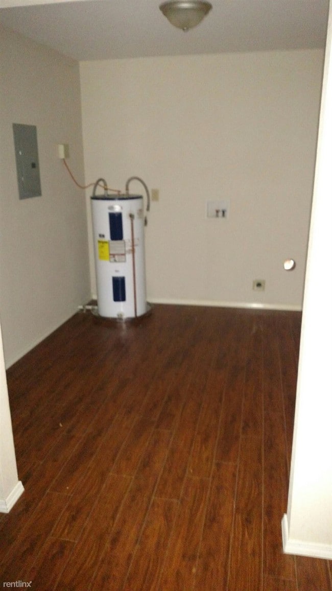 Building Photo - 2939 S Millwood Ave