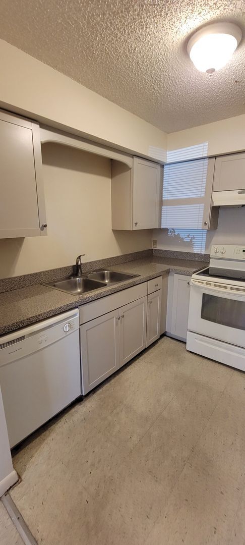 Building Photo - Williams St Triplex