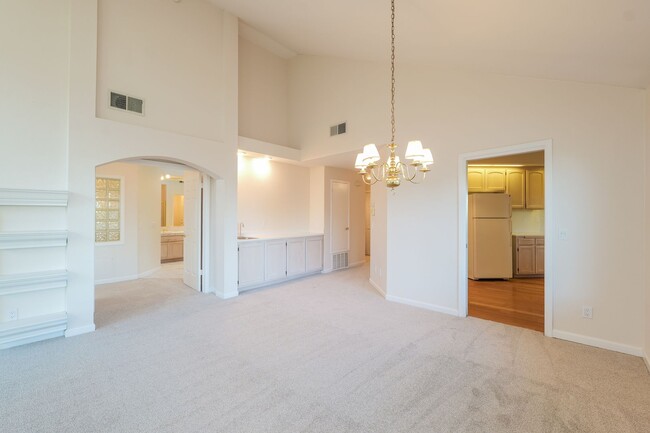 Foto del edificio - PURE Property Management Presents: Elegant 2 Bedroom Condo in Fountaingrove!