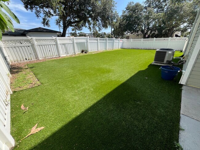 Patio interior - 3601 W Santiago St