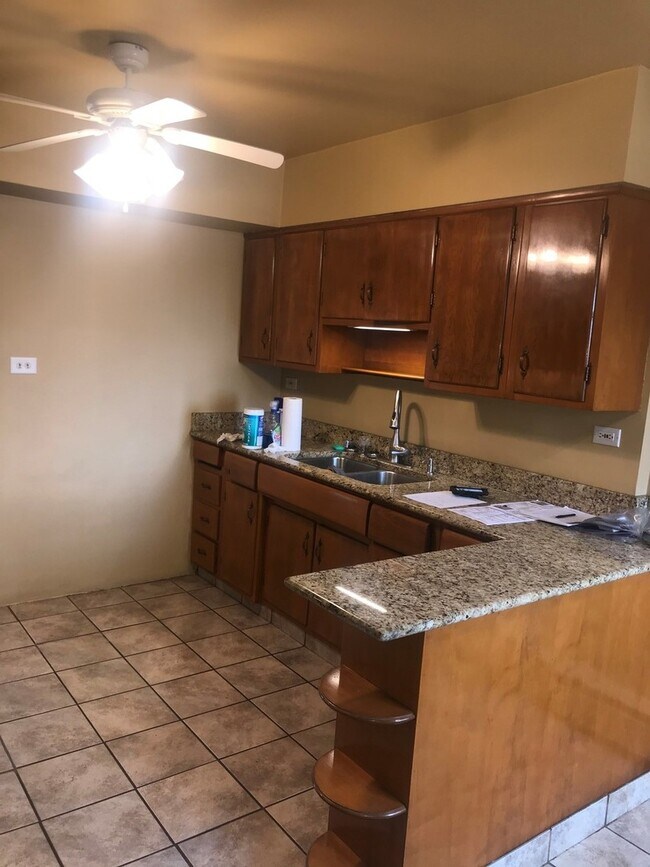 Foto del edificio - 7817 W Belmont Ave