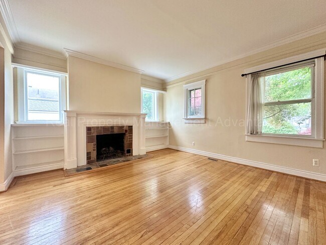 Foto del edificio - 4 Bedrooms, Endless Charm and Steps from D...