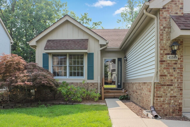 Building Photo - 41589 Sleepy Hollow Dr