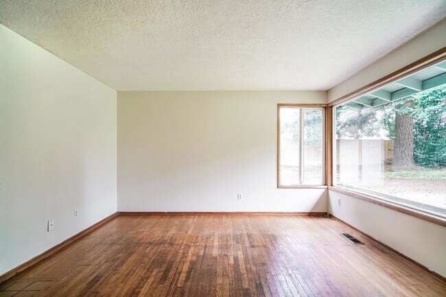 Building Photo - Available Beautiful Single-Level Home with Big Backyard in Tualatin! **HOLIDAY SPECIAL**