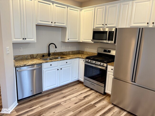 Foto del edificio - 15324 Mystic Rock Dr