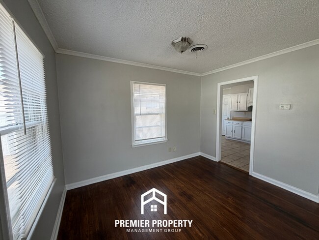 Building Photo - Charming 3BR Home w/ Hardwood Floors & Fenced Backyard in East Memphis