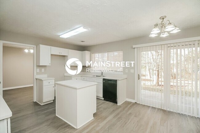 Building Photo - 4 Bedroom Pet-Friendly Home in Riverdale, ...