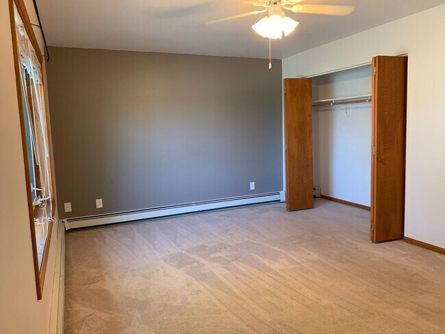 Building Photo - Spacious 2 bedroom, 2 bathroom condo avail...