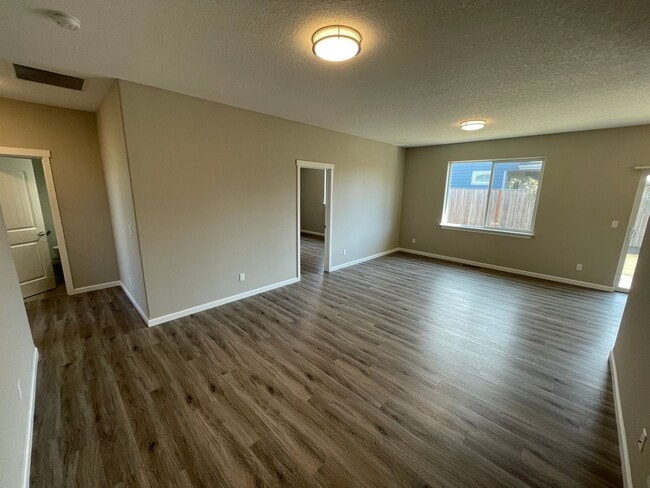 Building Photo - 556