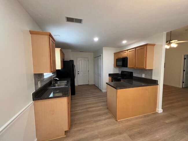 Building Photo - Beautiful 3 BR 2 Bath Home - Conveniently ...
