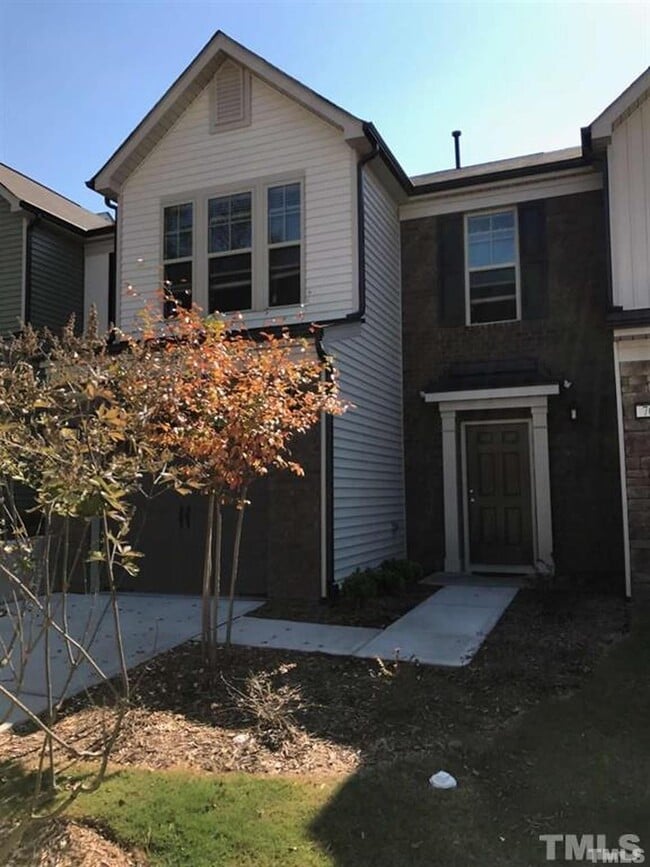Building Photo - 704 Denhoff Dr