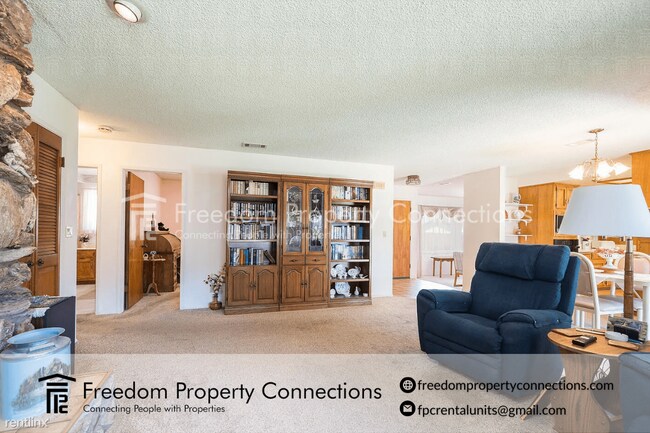Foto del edificio - 3 br, 1 bath Triplex - 1128 Via Pavion A -