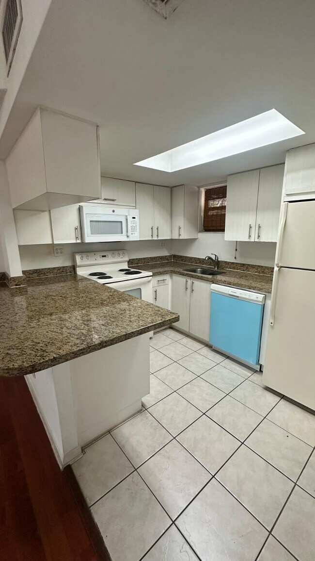 Foto del edificio - 8290 Lake Dr