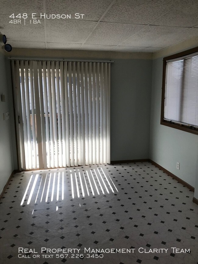 Foto del edificio - 4 Bed/1 Bath Home with Large Kitchen