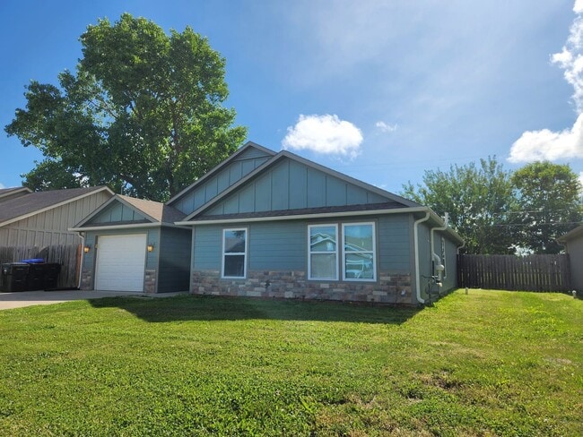Building Photo - 7110 SW Greenview Dr