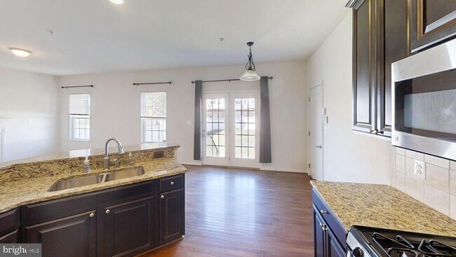 Foto del edificio - 14303 Devinger Pl