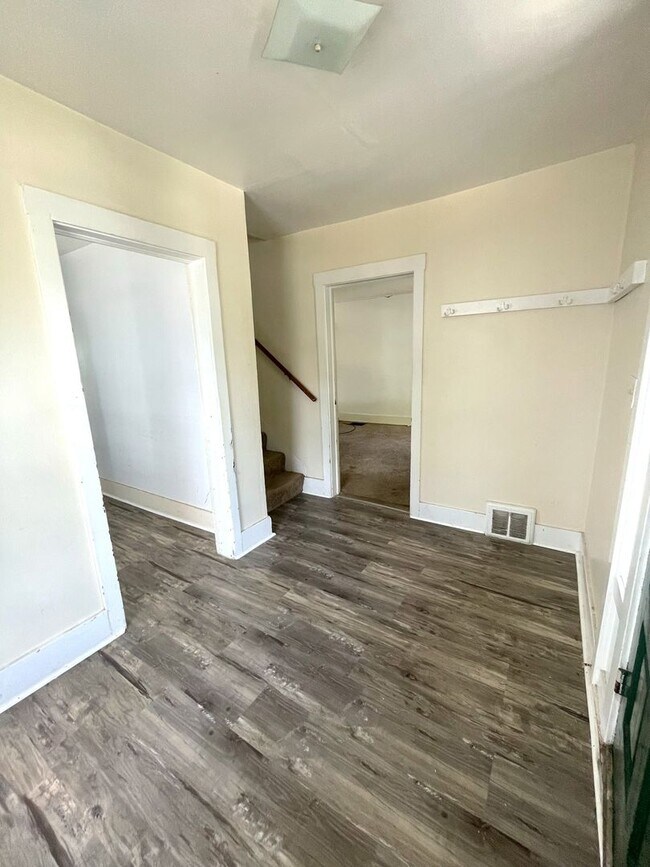 Building Photo - Large Four Bedroom House near Central and ...