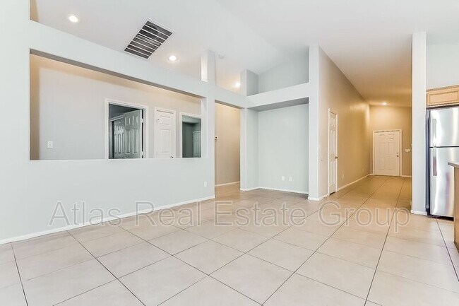 Foto del edificio - 8560 Blowing Pines Dr