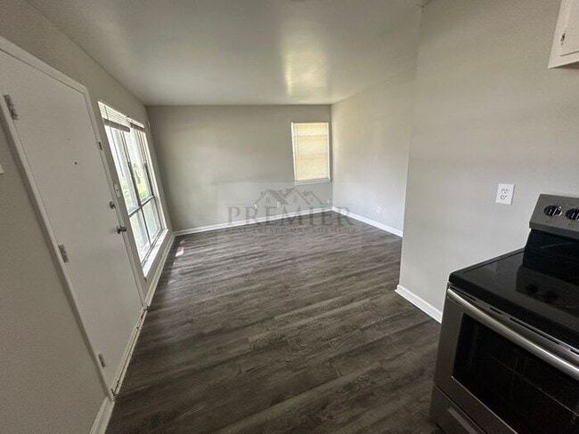 Building Photo - $799 RENT $799 Deposit/ 2 bd / 1 ba Grandv...